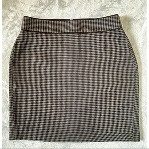 SOLD - Black and Gray Houndstooth Pencil Mini Skirt - Banana Republic - Size 10
